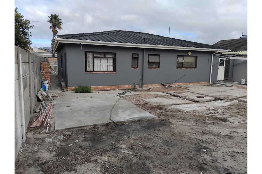 4 Bedroom Property for Sale in Zeekoevlei Western Cape